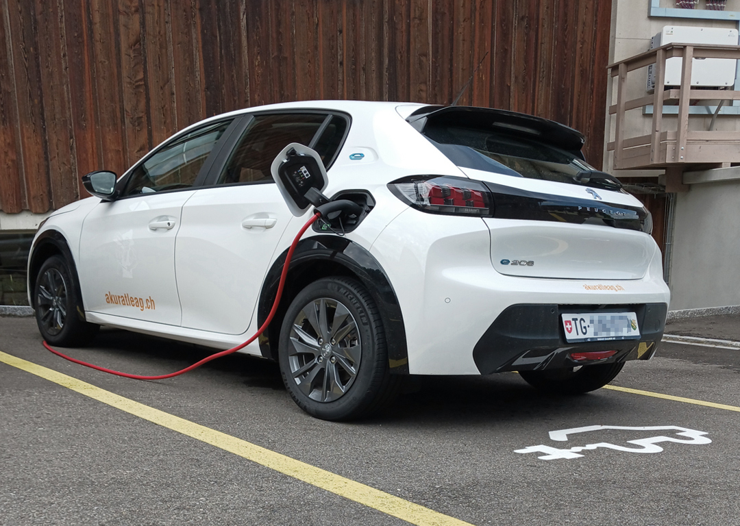 Seitenbild Flott unterwegs<br>im neuen e-Auto